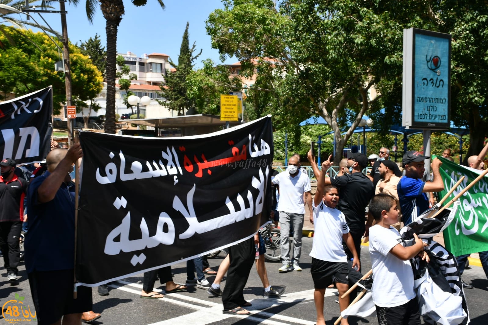 فيديو: مسيرات غاضبة بيافا احتجاجاً على نبش مقبرة الاسعاف 
